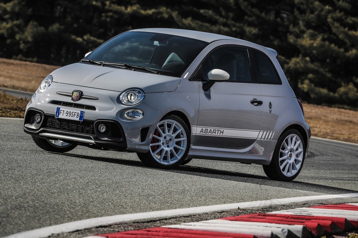Abarth 595 esseesse: Würdigung von 70 Jahren Stil und Leistung Abarth 595 esseesse: Würdigung von 70 Jahren Stil und Leistung