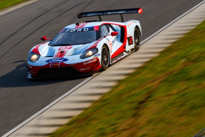 Ford GT fahren im Lime Rock Park zum Sieg Ford GT fahren im Lime Rock Park zum Sieg