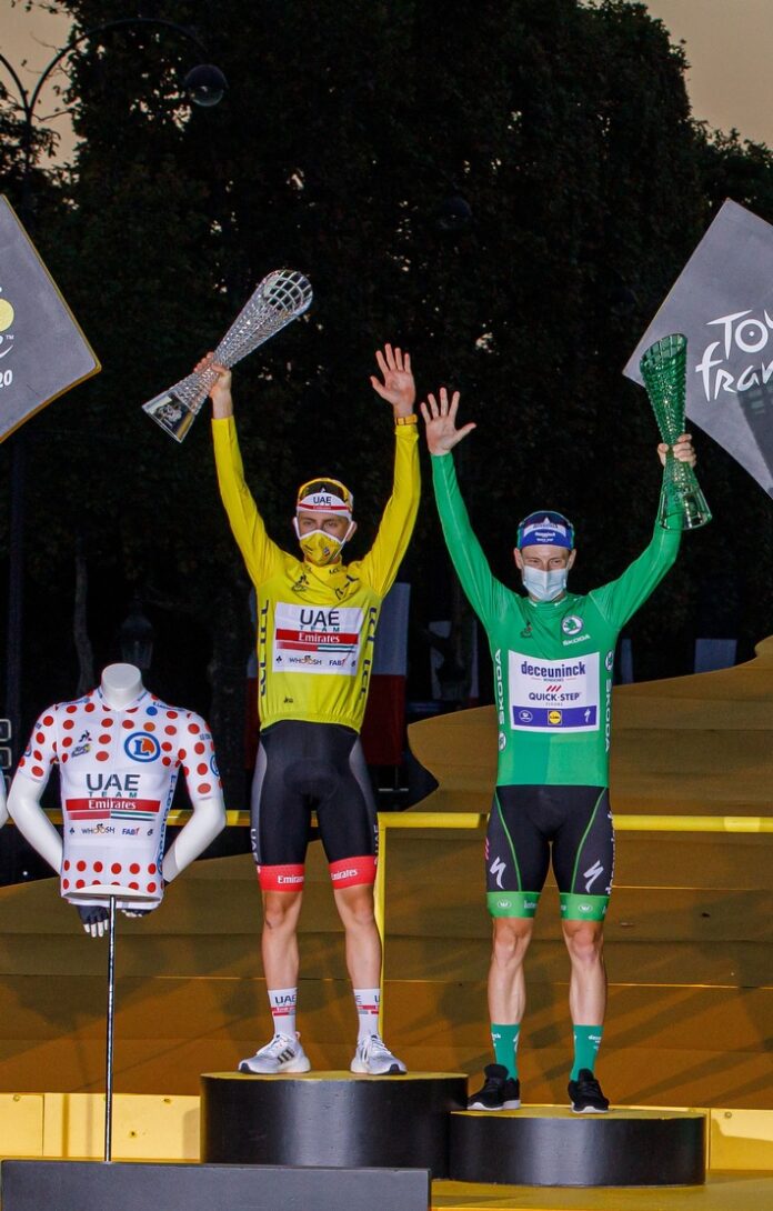 image 1 1536 696x1090 - Tadej Pogacar gewinnt die 107. Tour de France und erhält Kristallglas-Trophäe von SKODA Design